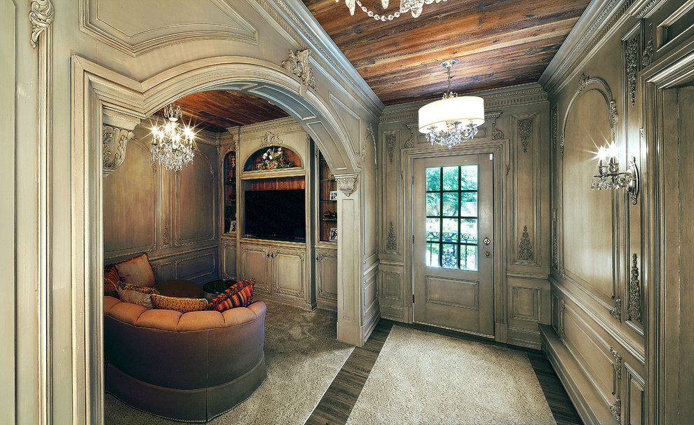 Идея дизайна: большая гардеробная комната в средиземноморском стиле с фасадами с выступающей филенкой, серыми фасадами, темным паркетным полом и коричневым полом для женщин