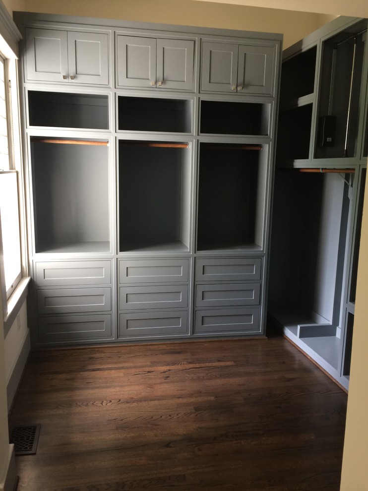 Modelo de armario vestidor unisex clásico renovado de tamaño medio con armarios estilo shaker, puertas de armario grises y suelo de madera oscura