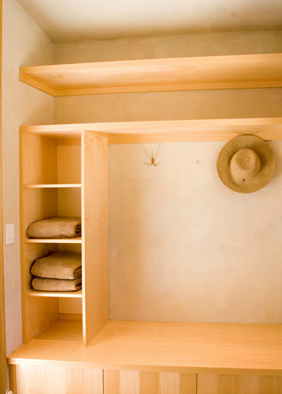 Exemple d'un placard dressing en bois clair neutre avec un placard à porte plane.
