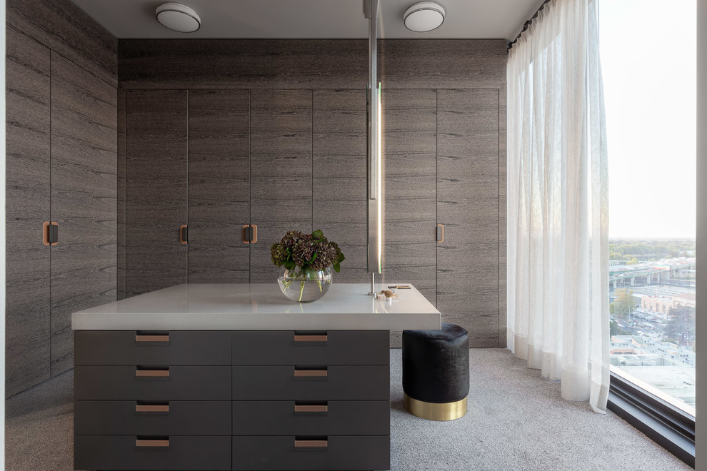 На фото: гардеробная комната в современном стиле с плоскими фасадами, серыми фасадами, ковровым покрытием и серым полом