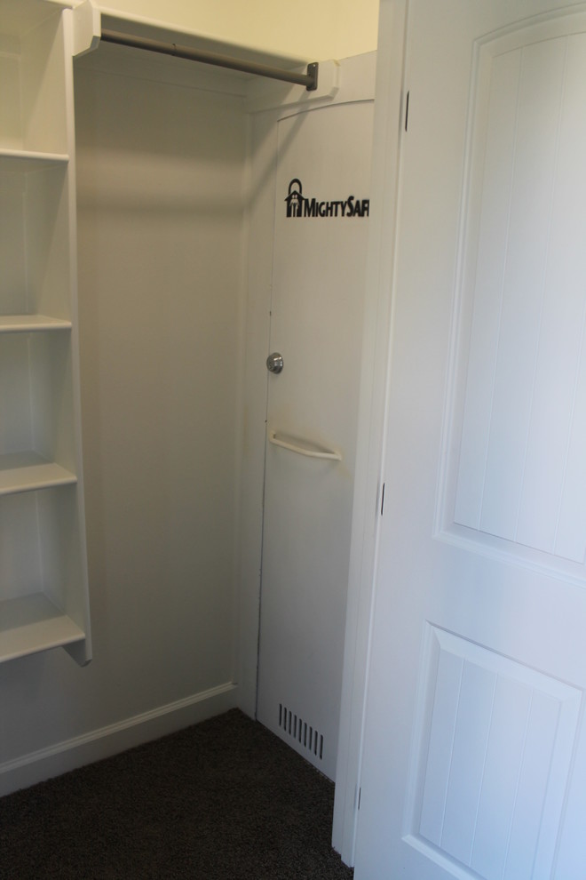 Modelo de armario vestidor unisex clásico pequeño con puertas de armario blancas, moqueta y suelo marrón