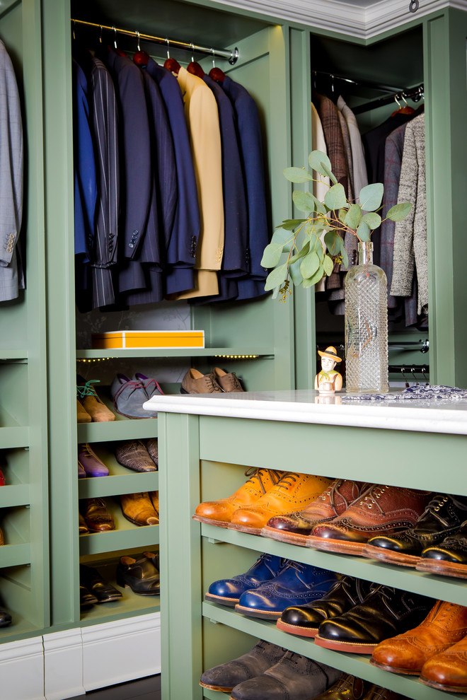 Idéer för stora vintage walk-in-closets för män, med öppna hyllor, gröna skåp, bambugolv och brunt golv