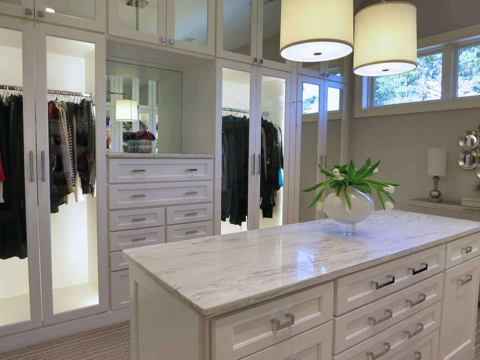 Стильный дизайн: огромная гардеробная комната с плоскими фасадами, белыми фасадами и ковровым покрытием для женщин - последний тренд