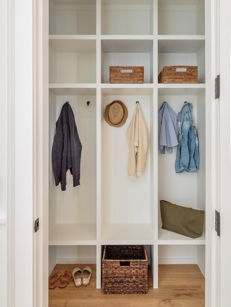 Imagen de armario vestidor marinero con suelo beige