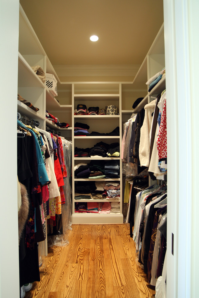 Design ideas for a traditional wardrobe in Louisville.