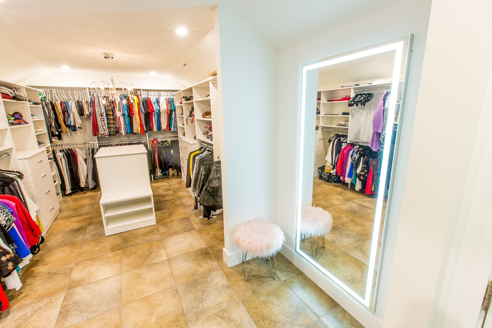 Foto de armario vestidor unisex actual grande con armarios con paneles lisos, puertas de armario blancas, suelo de baldosas de porcelana y suelo marrón
