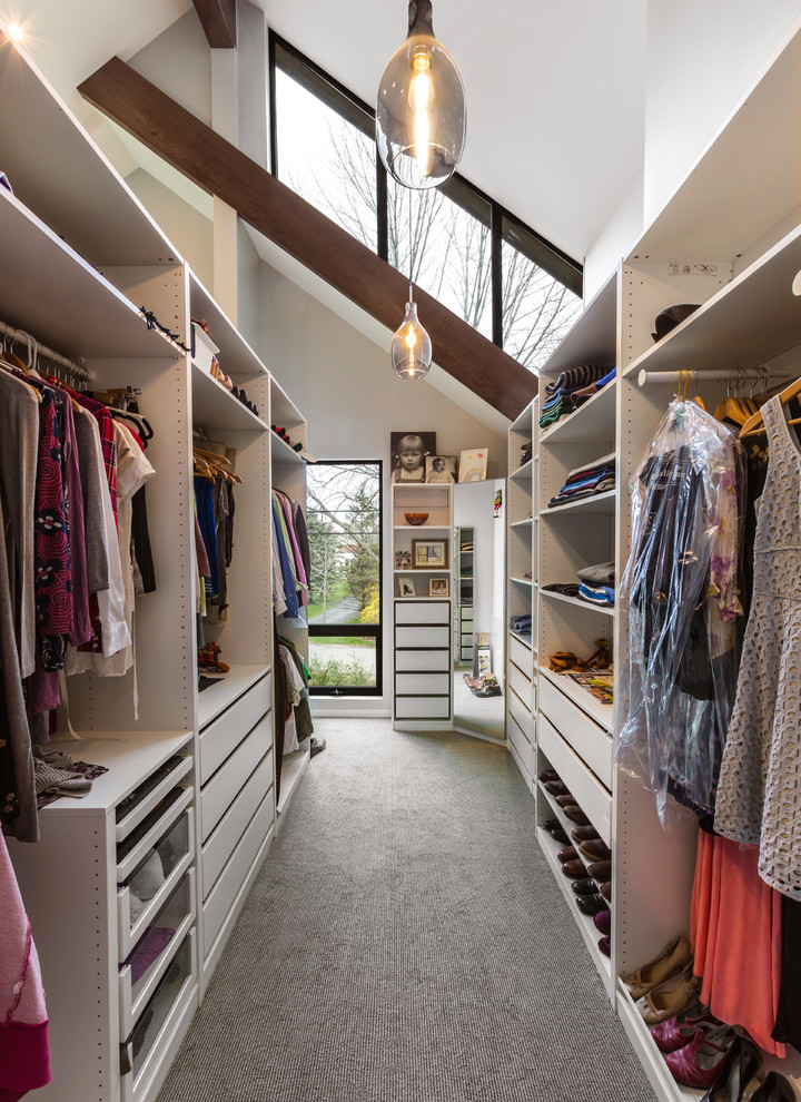 Foto de armario vestidor unisex contemporáneo grande con armarios abiertos, puertas de armario blancas y moqueta
