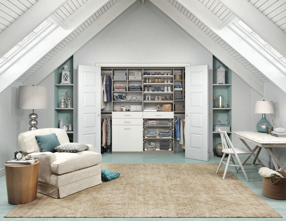 Immagine di un armadio o armadio a muro unisex contemporaneo di medie dimensioni con ante lisce, ante bianche e pavimento in legno verniciato