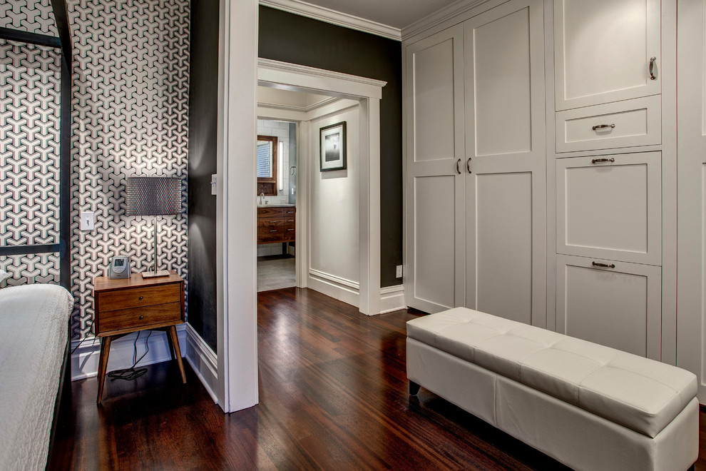 Mittelgroßes Klassisches Ankleidezimmer mit Schrankfronten im Shaker-Stil, weißen Schränken und braunem Holzboden in Seattle