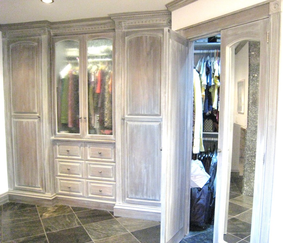 Foto på ett stort vintage walk-in-closet för könsneutrala, med luckor med upphöjd panel, skåp i slitet trä och skiffergolv