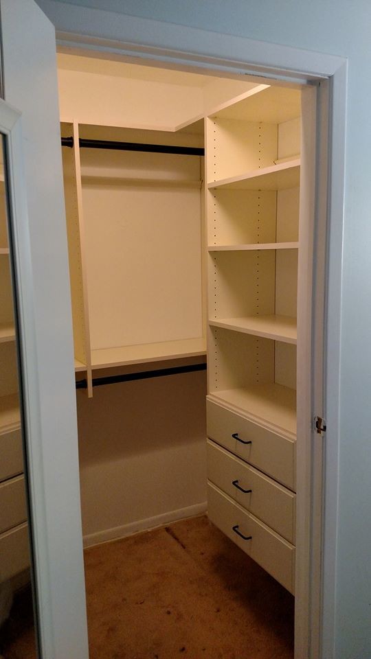 Ejemplo de armario vestidor contemporáneo de tamaño medio con armarios con paneles lisos y puertas de armario beige