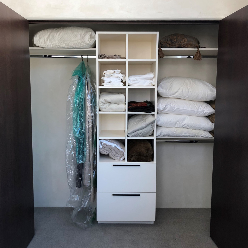 Imagen de armario unisex actual pequeño con armarios con paneles lisos, puertas de armario blancas, moqueta y suelo gris