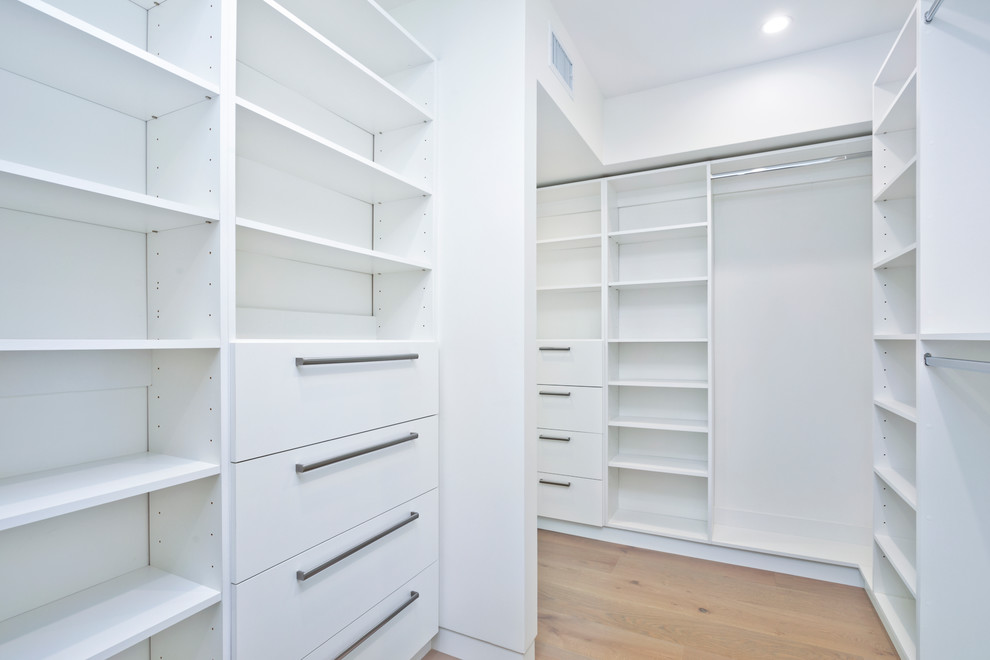 Example of a trendy closet design in Los Angeles