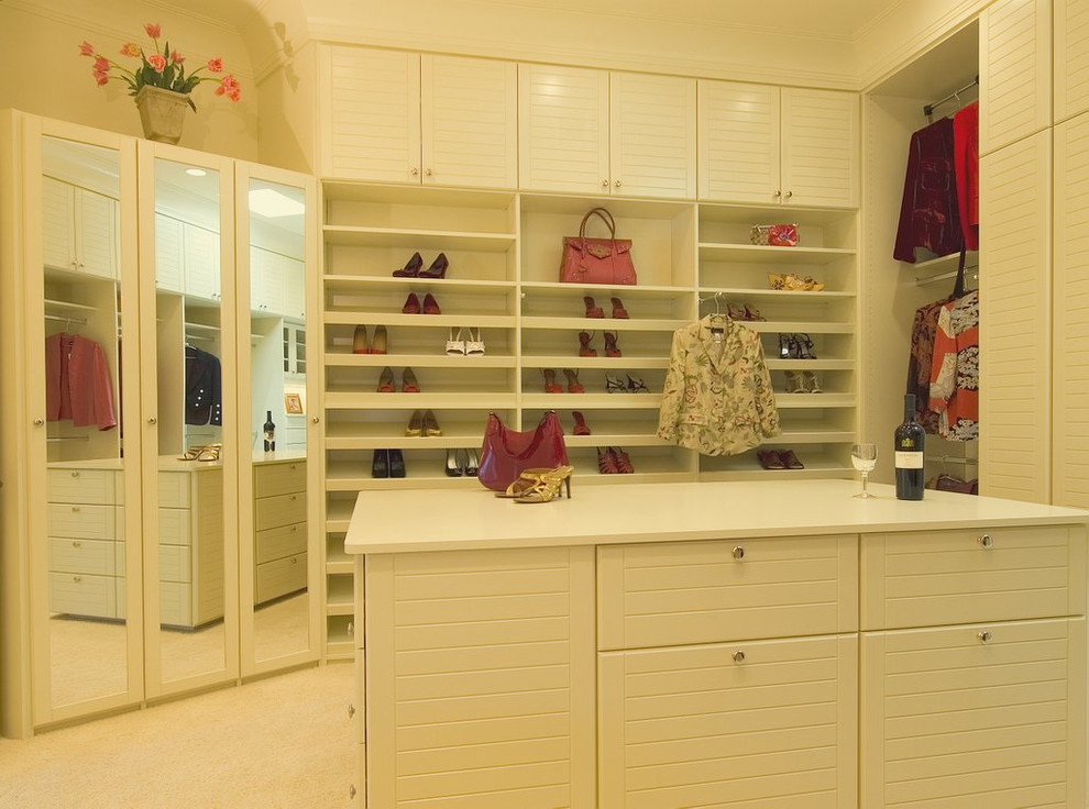Идея дизайна: большая гардеробная комната в современном стиле с белыми фасадами и ковровым покрытием для женщин