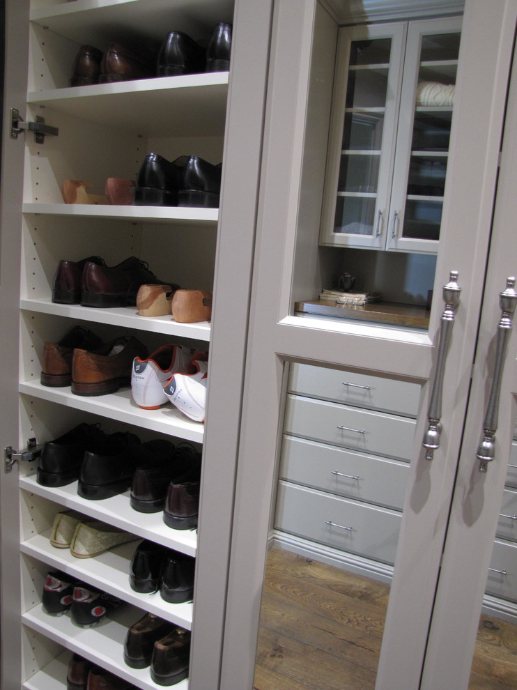 Inspiration för ett stort vintage walk-in-closet för män, med luckor med upphöjd panel, grå skåp, mörkt trägolv och brunt golv