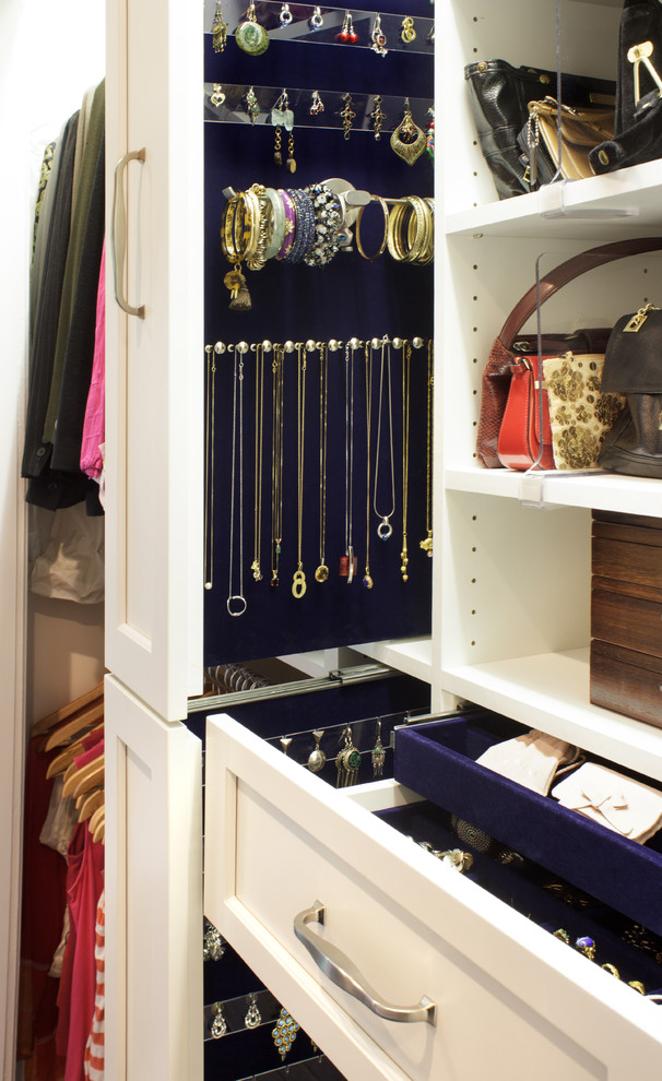 Foto de armario de mujer clásico renovado pequeño con armarios estilo shaker, puertas de armario blancas y suelo de madera oscura