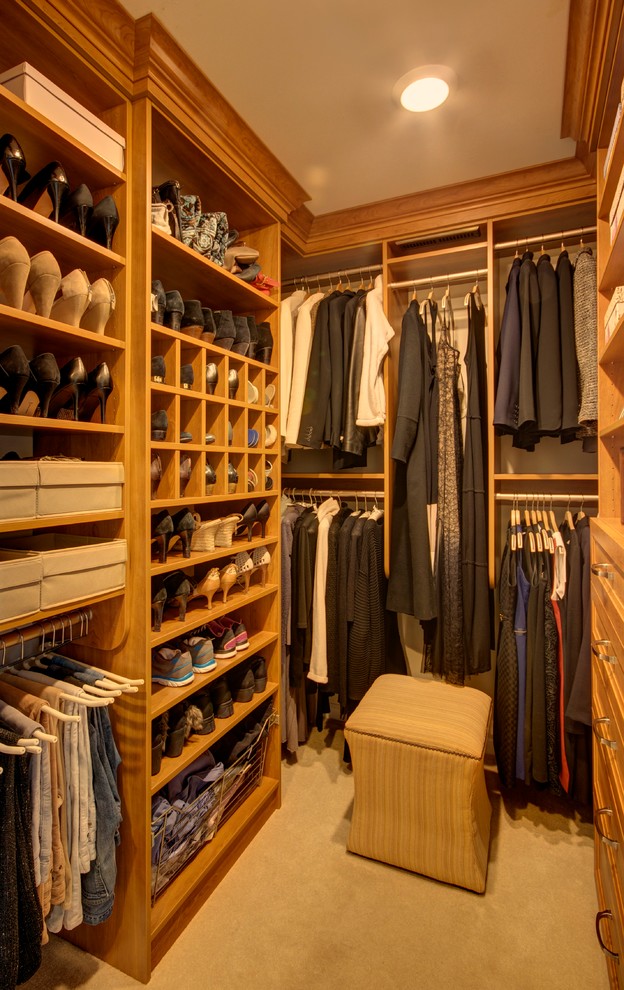 Idées déco pour un dressing classique en bois clair de taille moyenne et neutre avec un placard sans porte, moquette et un sol beige.