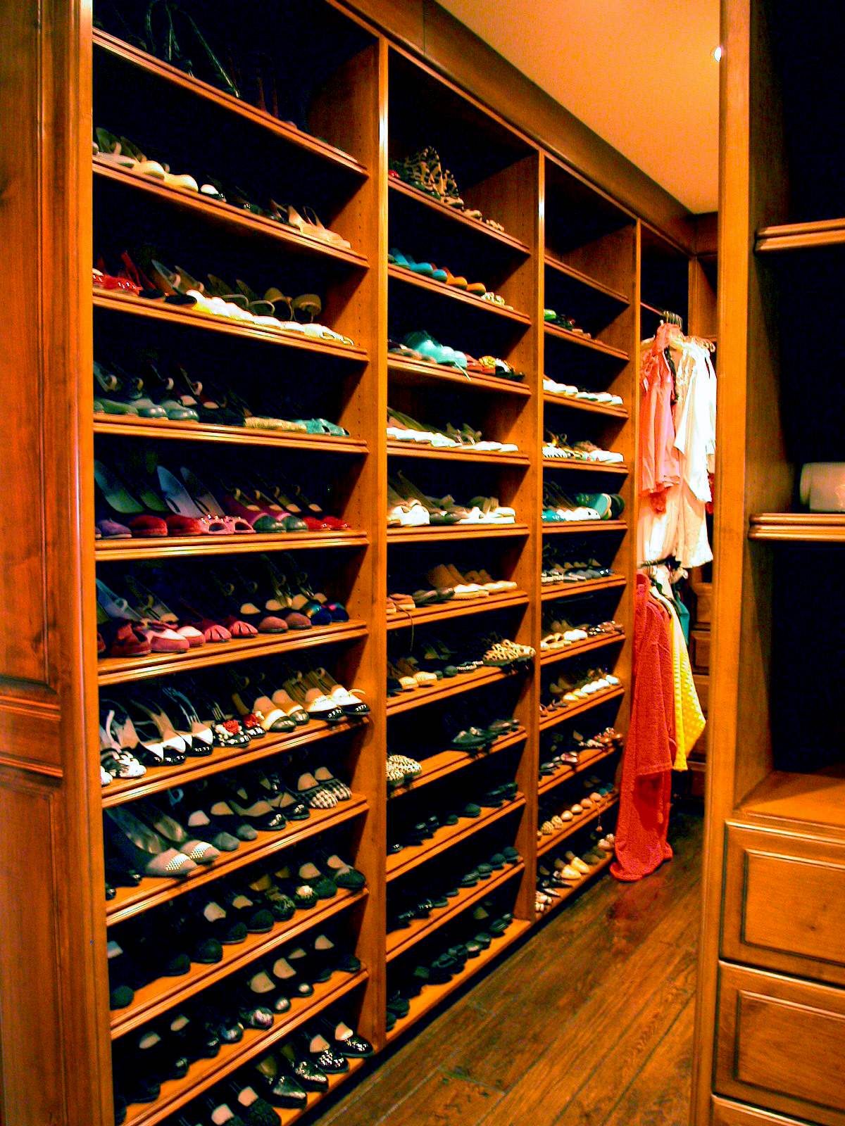 Наклонные полки для обуви в гардеробной