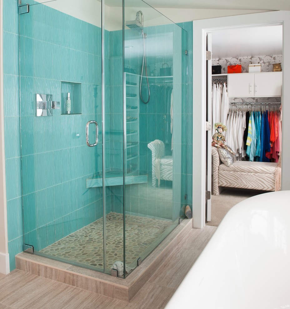 Ejemplo de cuarto de baño bohemio de tamaño medio con armarios con paneles lisos y puertas de armario blancas