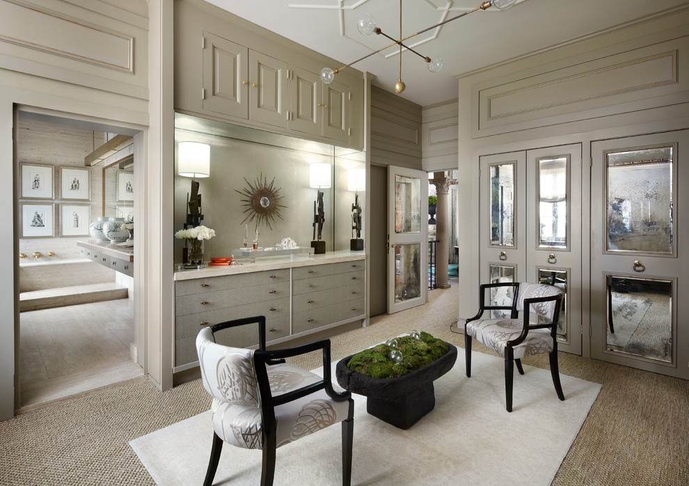 Inspiration pour un grand dressing room traditionnel neutre avec des portes de placard grises, moquette et un placard à porte plane.