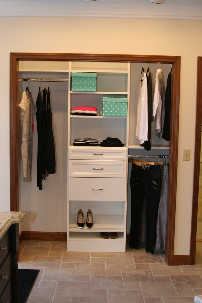 Imagen de armario unisex contemporáneo pequeño con armarios con paneles con relieve y puertas de armario blancas