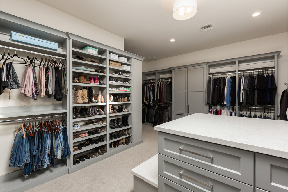 Modelo de vestidor unisex actual extra grande con armarios abiertos, puertas de armario grises, moqueta y suelo beige