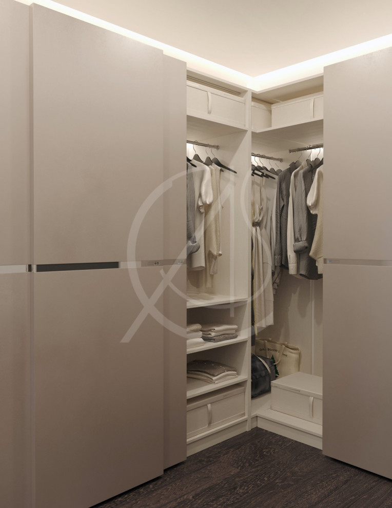 Cette image montre un dressing minimaliste de taille moyenne avec un placard à porte plane, des portes de placard beiges, un sol en marbre et un sol marron.