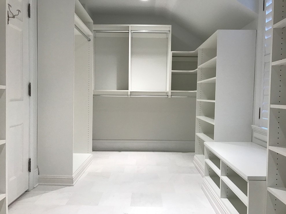 Modelo de armario vestidor unisex clásico grande con puertas de armario blancas y suelo de mármol