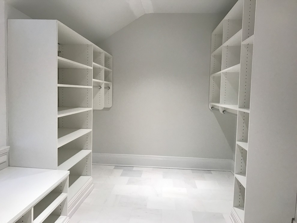 Imagen de armario vestidor unisex clásico grande con puertas de armario blancas y suelo de mármol