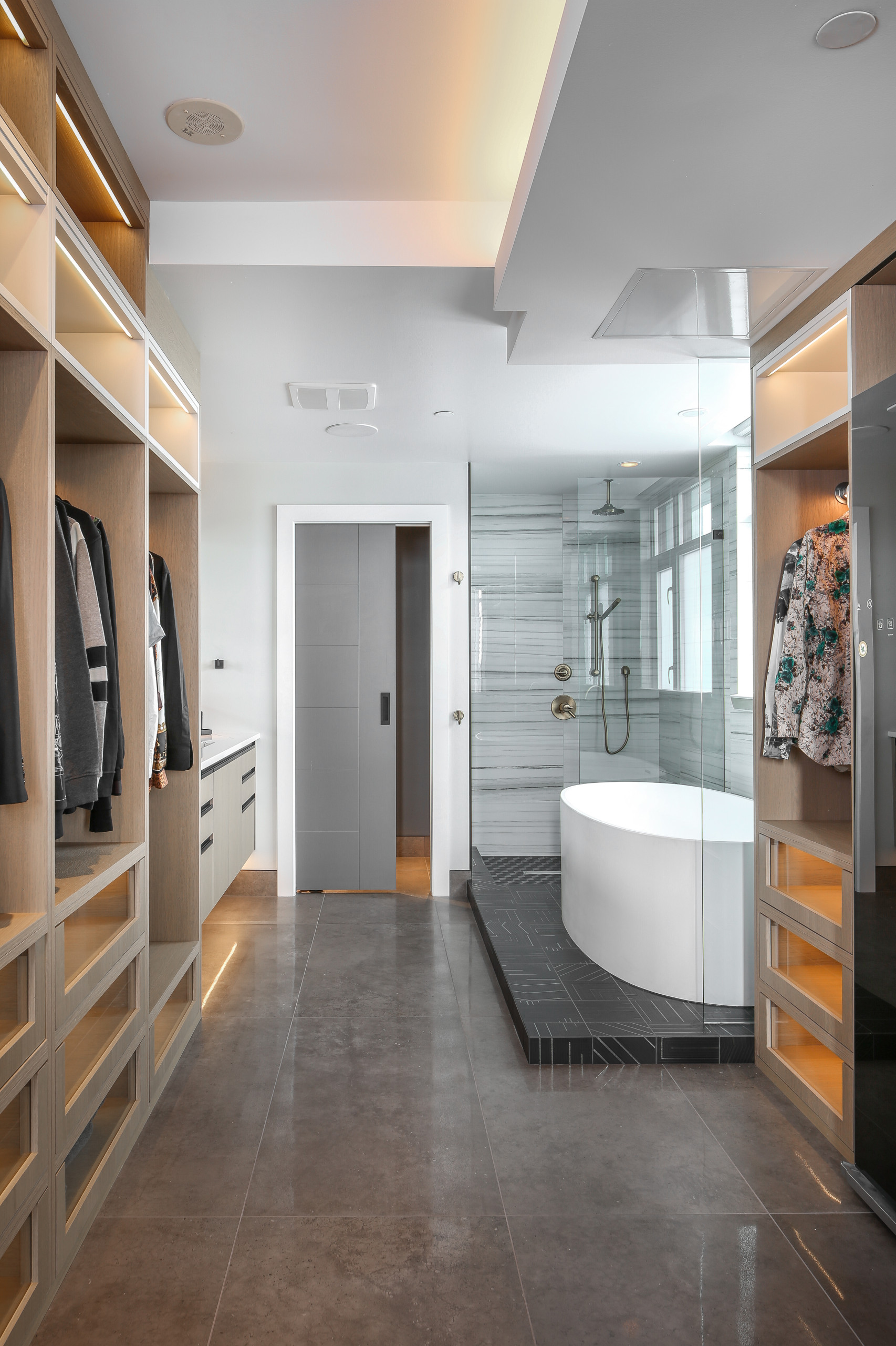 https://st.hzcdn.com/simgs/pictures/closets/sleek-penthouse-wic-ensuite-lida-homes-img~d811f8f70ddc3bdf_14-8491-1-3200ef7.jpg