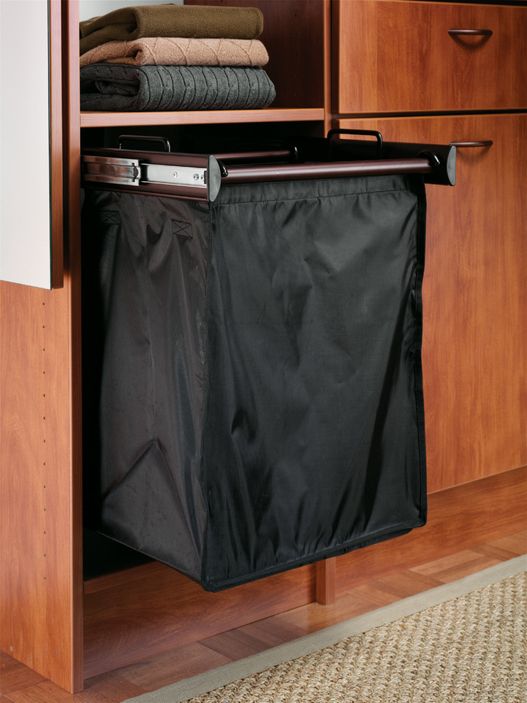 Modelo de armario vestidor unisex tradicional grande con armarios abiertos y puertas de armario de madera oscura