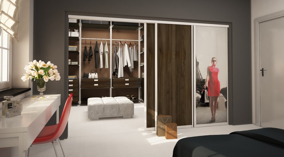 Großer, Neutraler Moderner Begehbarer Kleiderschrank mit offenen Schränken und dunklen Holzschränken in Toronto