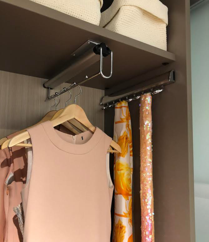 Imagen de armario unisex pequeño con armarios abiertos y puertas de armario de madera en tonos medios