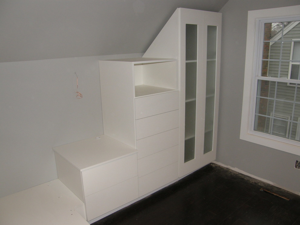 Ejemplo de armario vestidor tradicional grande con puertas de armario blancas, armarios abiertos, suelo de madera oscura y suelo marrón