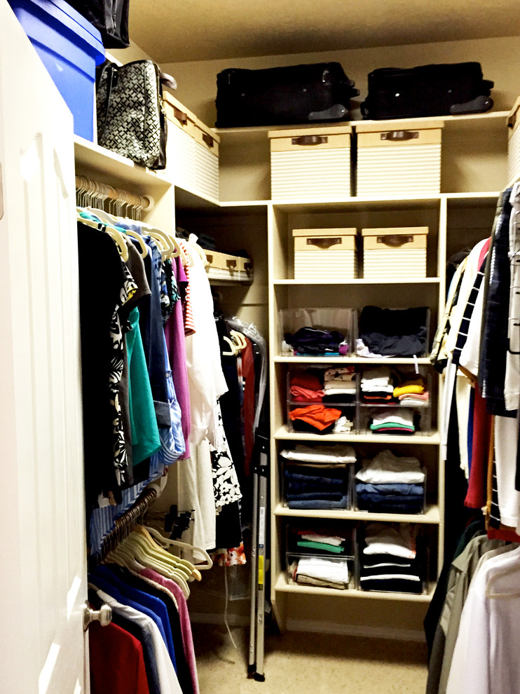Diseño de armario vestidor unisex tradicional pequeño con armarios abiertos, puertas de armario blancas y moqueta