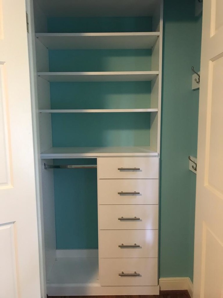 Foto de armario unisex clásico renovado pequeño con armarios abiertos