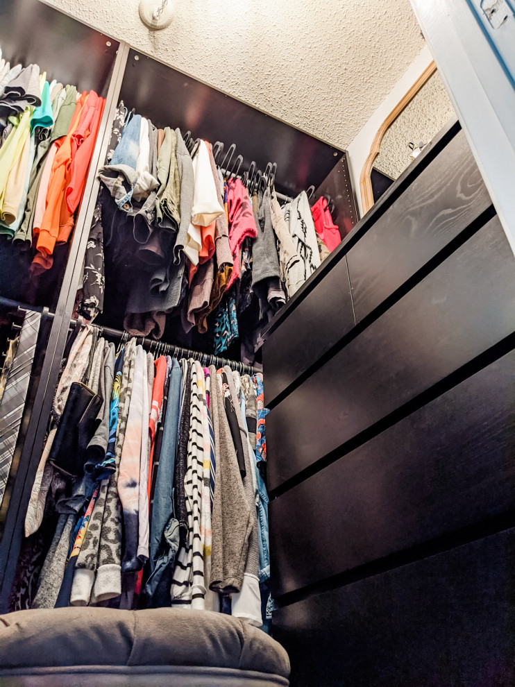 Ejemplo de armario vestidor unisex actual pequeño con armarios abiertos, puertas de armario de madera en tonos medios, moqueta y suelo gris