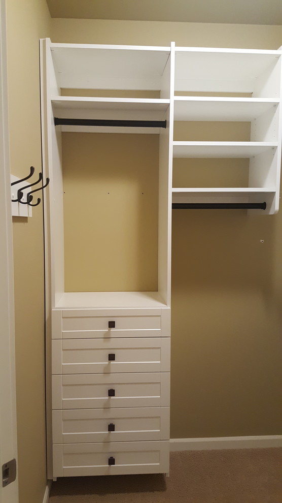 Foto de armario vestidor unisex contemporáneo de tamaño medio con armarios estilo shaker y puertas de armario blancas