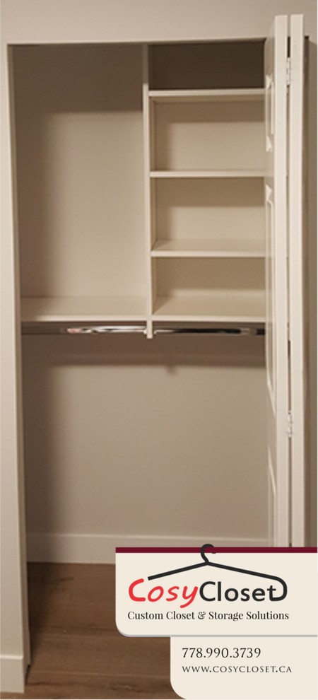 Esempio di un piccolo armadio o armadio a muro minimalista con ante lisce e ante bianche