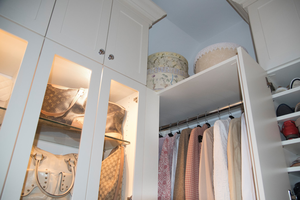 Idéer för ett mellanstort klassiskt walk-in-closet för kvinnor, med luckor med glaspanel, vita skåp, mörkt trägolv och brunt golv