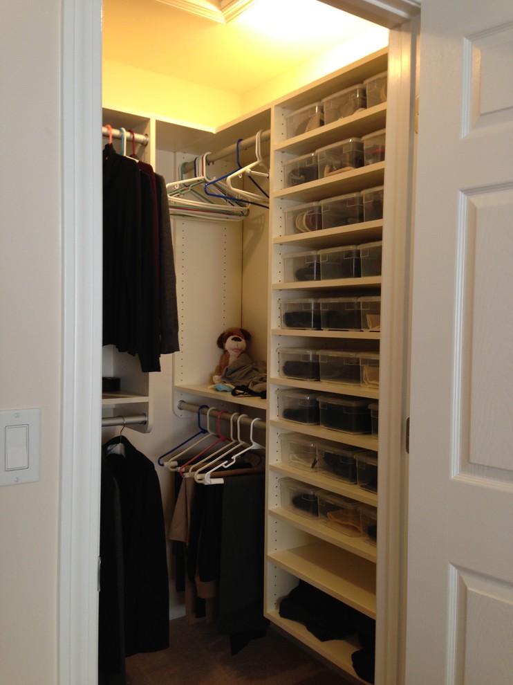 Foto på ett litet vintage walk-in-closet för kvinnor, med öppna hyllor och vita skåp
