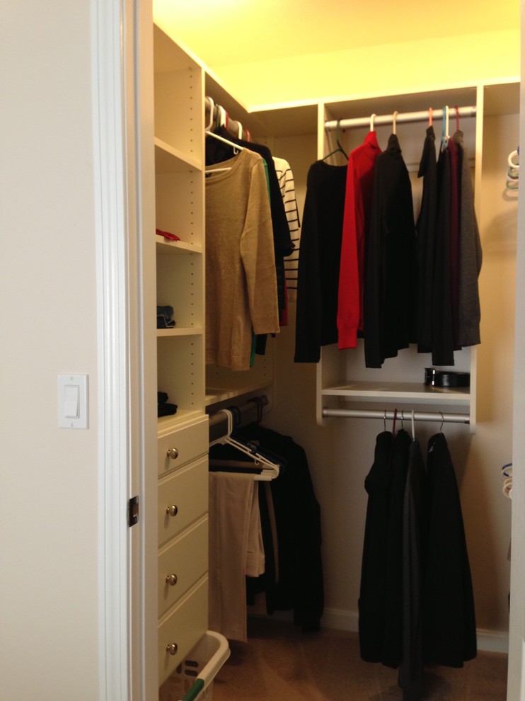 Inspiration för ett litet vintage walk-in-closet, med öppna hyllor, vita skåp och heltäckningsmatta