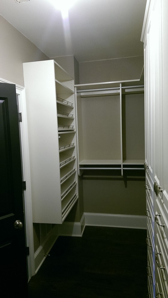 Inspiration för små klassiska walk-in-closets för könsneutrala, med luckor med infälld panel, vita skåp, mörkt trägolv och brunt golv