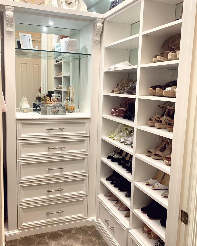 Exempel på ett litet modernt walk-in-closet för könsneutrala, med skåp i shakerstil och vita skåp