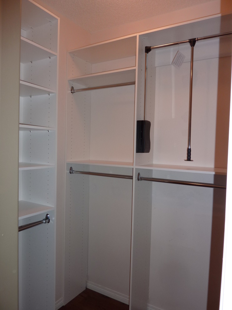 Small Walkin Focus on dresslength, with short hang for skirts and