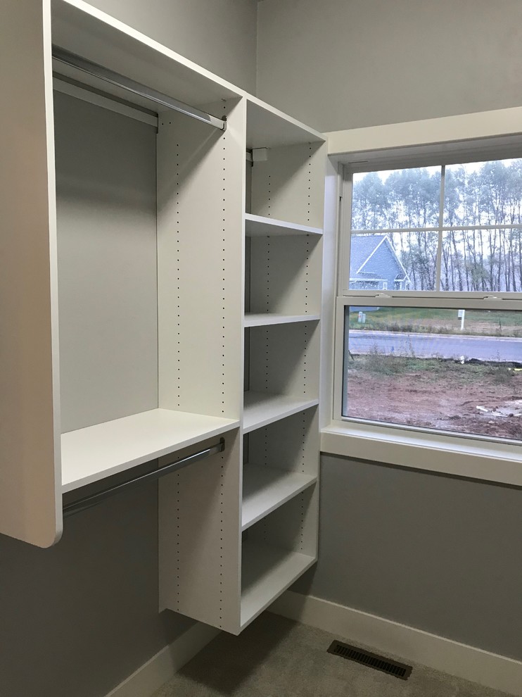 Idee per una cabina armadio unisex minimalista di medie dimensioni con moquette e pavimento bianco