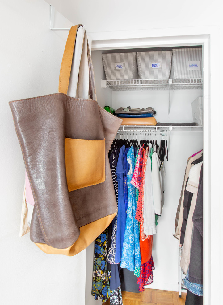 Inspiration pour un placard dressing bohème de taille moyenne et neutre avec parquet clair et un sol beige.