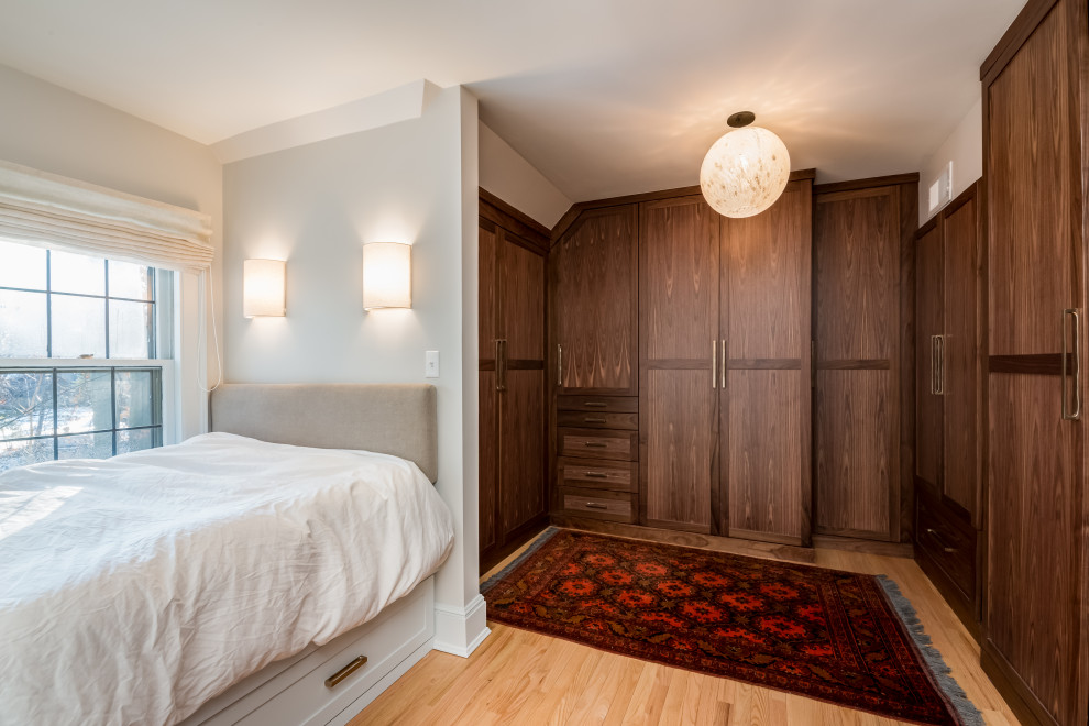 ミルウォーキーにある高級な小さなトラディショナルスタイルのおしゃれなウォークインクローゼット (シェーカースタイル扉のキャビネット、濃色木目調キャビネット、淡色無垢フローリング、茶色い床) の写真