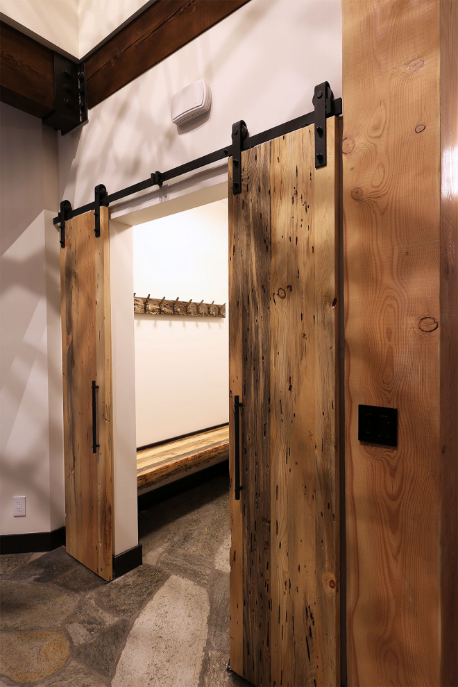 Idéer för ett mellanstort rustikt walk-in-closet, med skiffergolv och grått golv