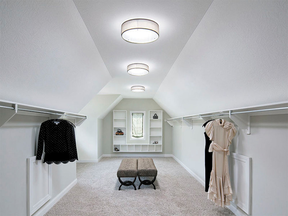 На фото: огромная гардеробная комната унисекс в классическом стиле с открытыми фасадами, белыми фасадами, ковровым покрытием и бежевым полом с